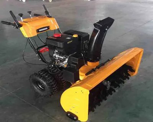 小型扫雪机逐渐取代体力清雪