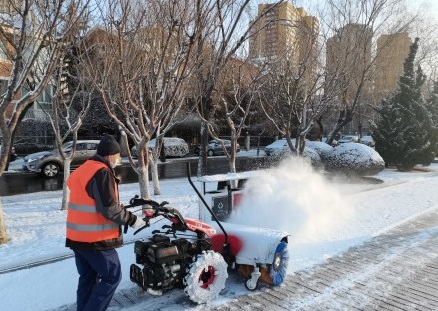 手扶式扫雪机